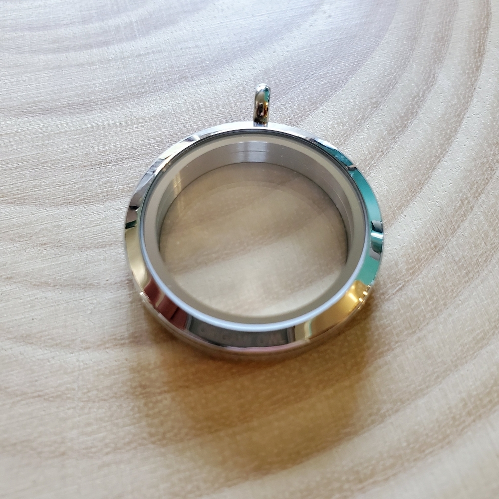 Origami Owl Large plain Silver Classic locket - Picture 2 of 3